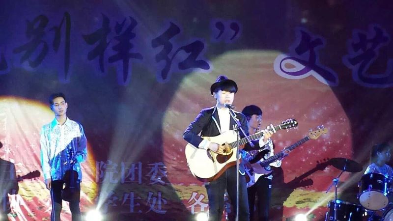 “123”樂隊(duì)參加學(xué)院文藝晚會(huì)表演