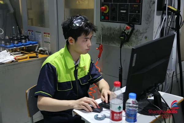 優(yōu)秀畢業(yè)生:王龍