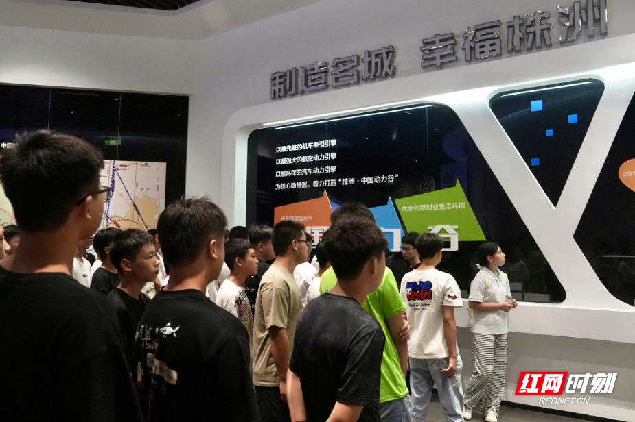 課堂搬進企業(yè)車間，衡陽技師學院首開新生沉浸式入學教育