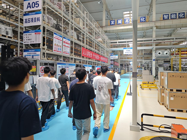觸摸“智造”學新知!衡陽技師學院新生以產業園參觀賦能入學教育