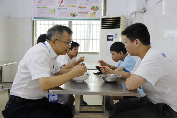 衡陽技師學院:陪餐暖學子,共話民族情
